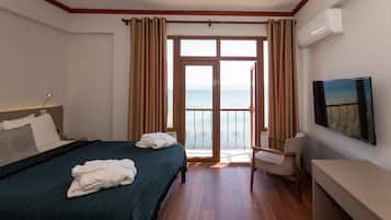 Een minibar, een kluis op de kamer, een bureau, gratis babybedden