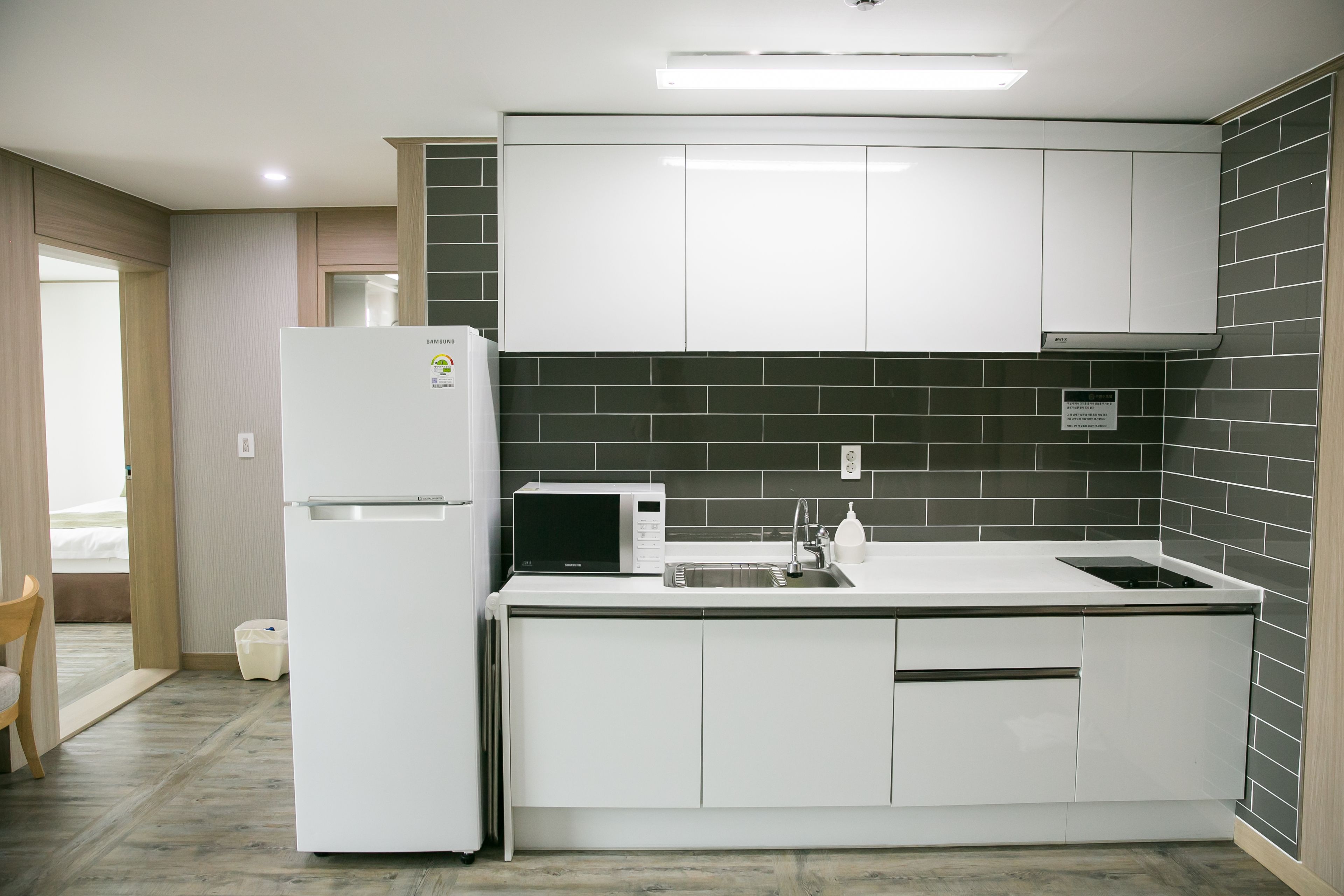 Familiesuite | Eget kjøkken | Kjøleskap, mikrobølgeovn på fellesområdet og vannkoker