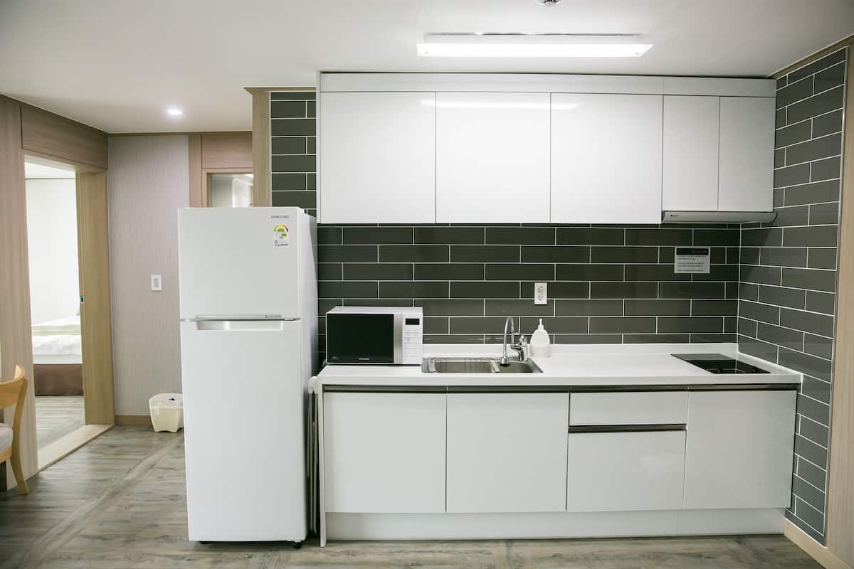 Familiesuite | Eget kjøkken | Kjøleskap, mikrobølgeovn på fellesområdet og vannkoker