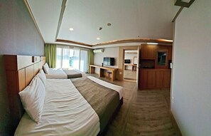 Double Suite Room | Edredón, cortinas blackout, wifi gratis y acceso para silla de ruedas 