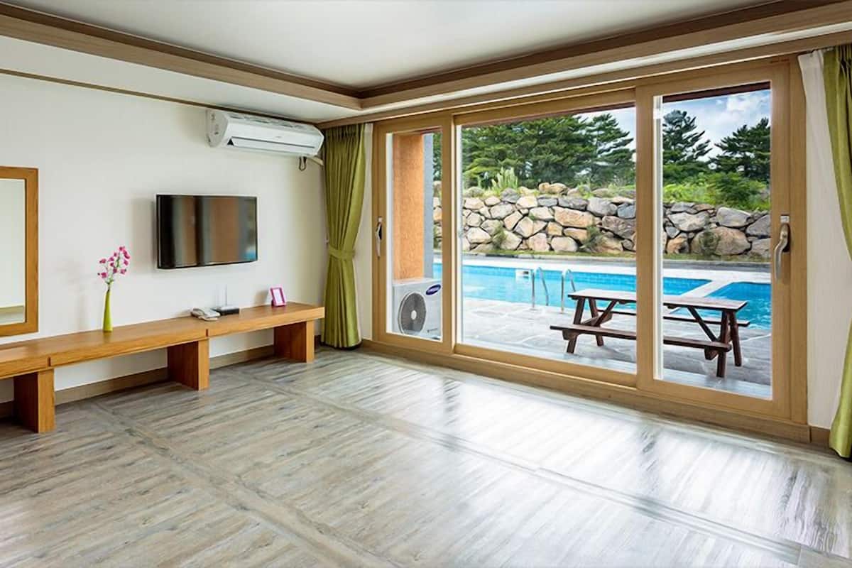 Poolside Suite, 35PY, Duplex | Wohnbereich | Flachbildfernseher