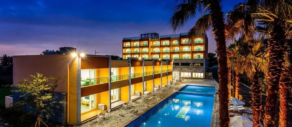 Pool | 2 Außenpools, geöffnet von 09:00 Uhr bis 22:00 Uhr, Liegestühle