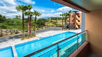 Poolside Suite Room | Vista do quarto