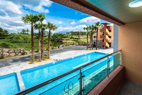 Poolside Suite Room | Pemandangan dari kamar