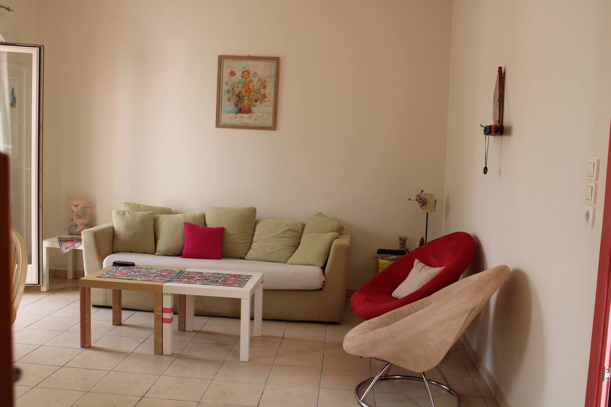 Casa Grand, 2 habitaciones | Área de sala de estar | Televisión LCD