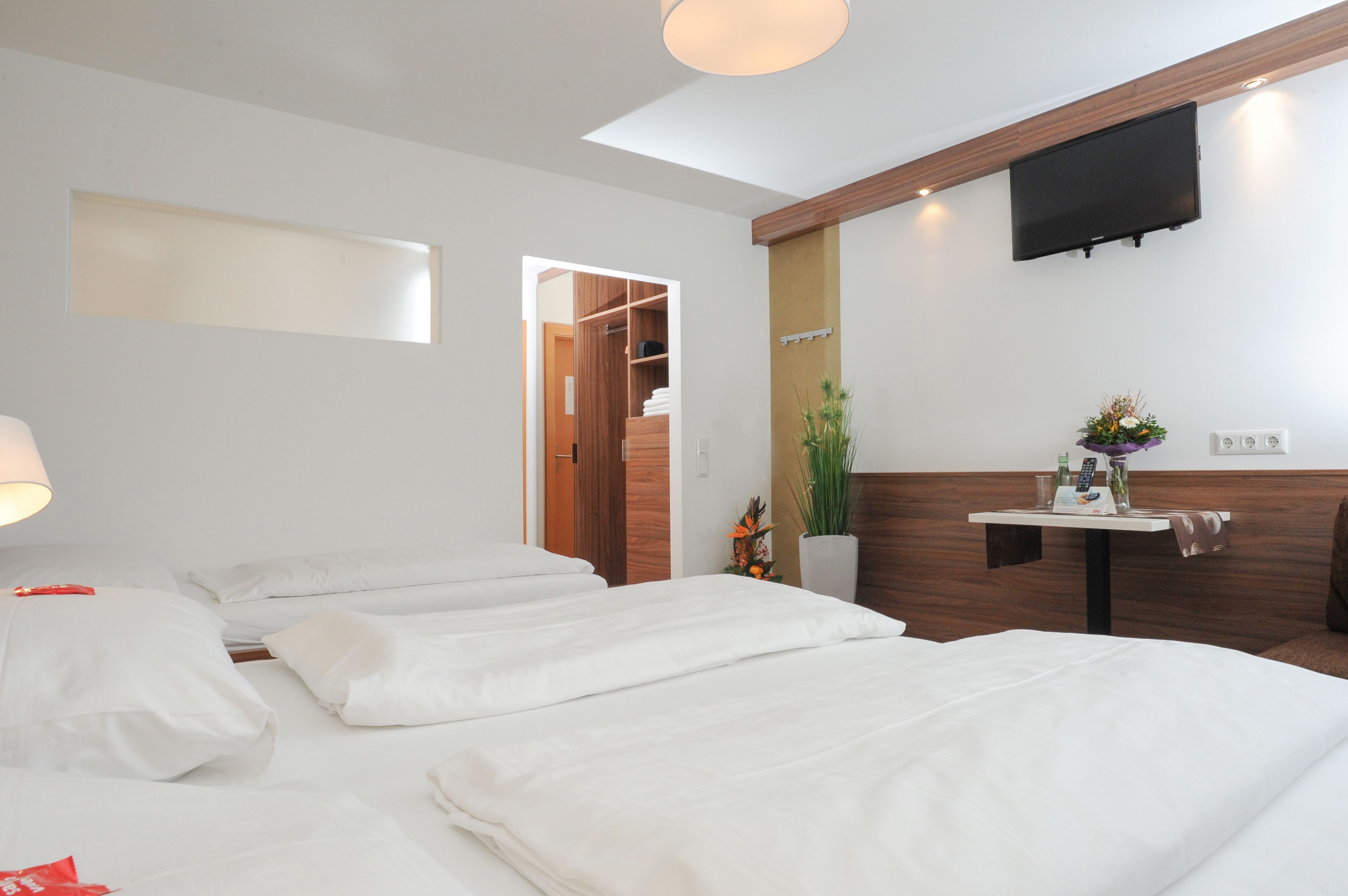 Dreibettzimmer | Hochwertige Bettwaren, Zimmersafe, Schreibtisch, Verdunkelungsvorhänge