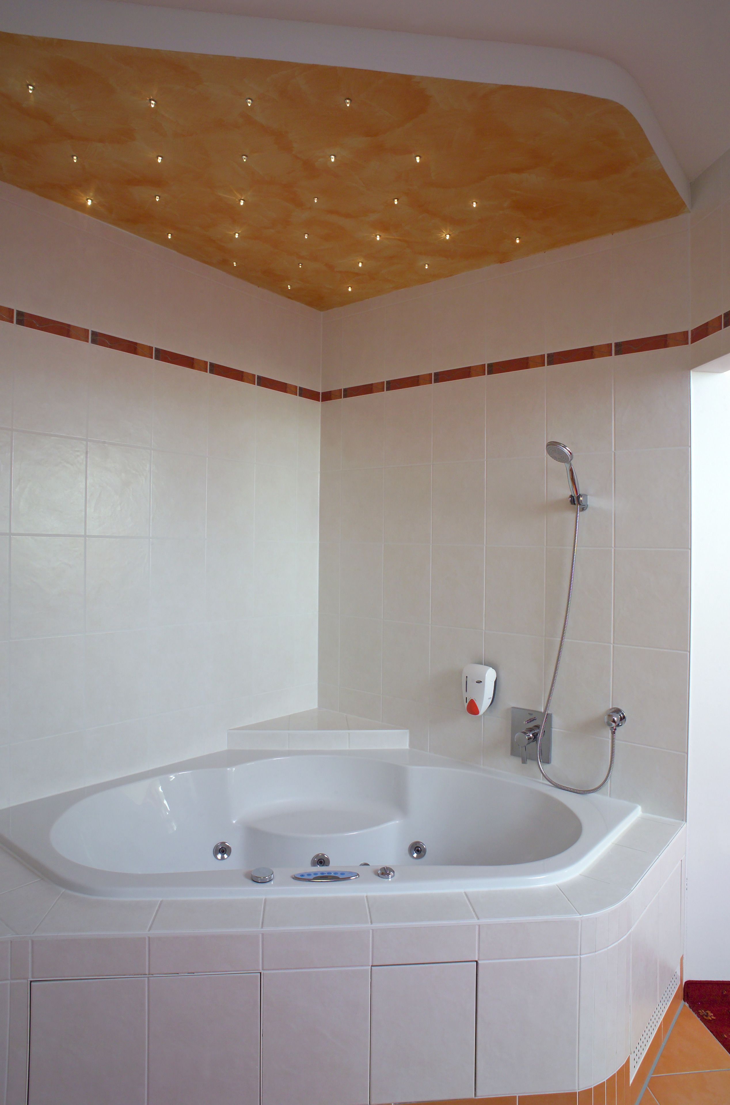 suite, garden view | jetted bathtub