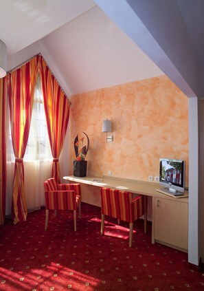 Literie de qualité supérieure, coffres-forts dans les chambres, bureau