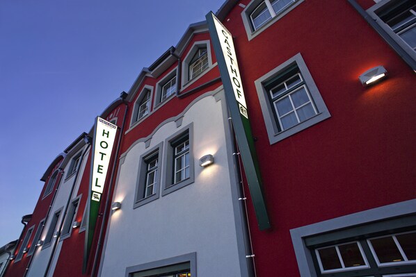 Un edificio de hotel con señalización que indica que es un hotel.