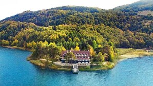 A lakeside lodge with a dock, surrounded by forested hills. - Abant Kosk (Mudurnu)