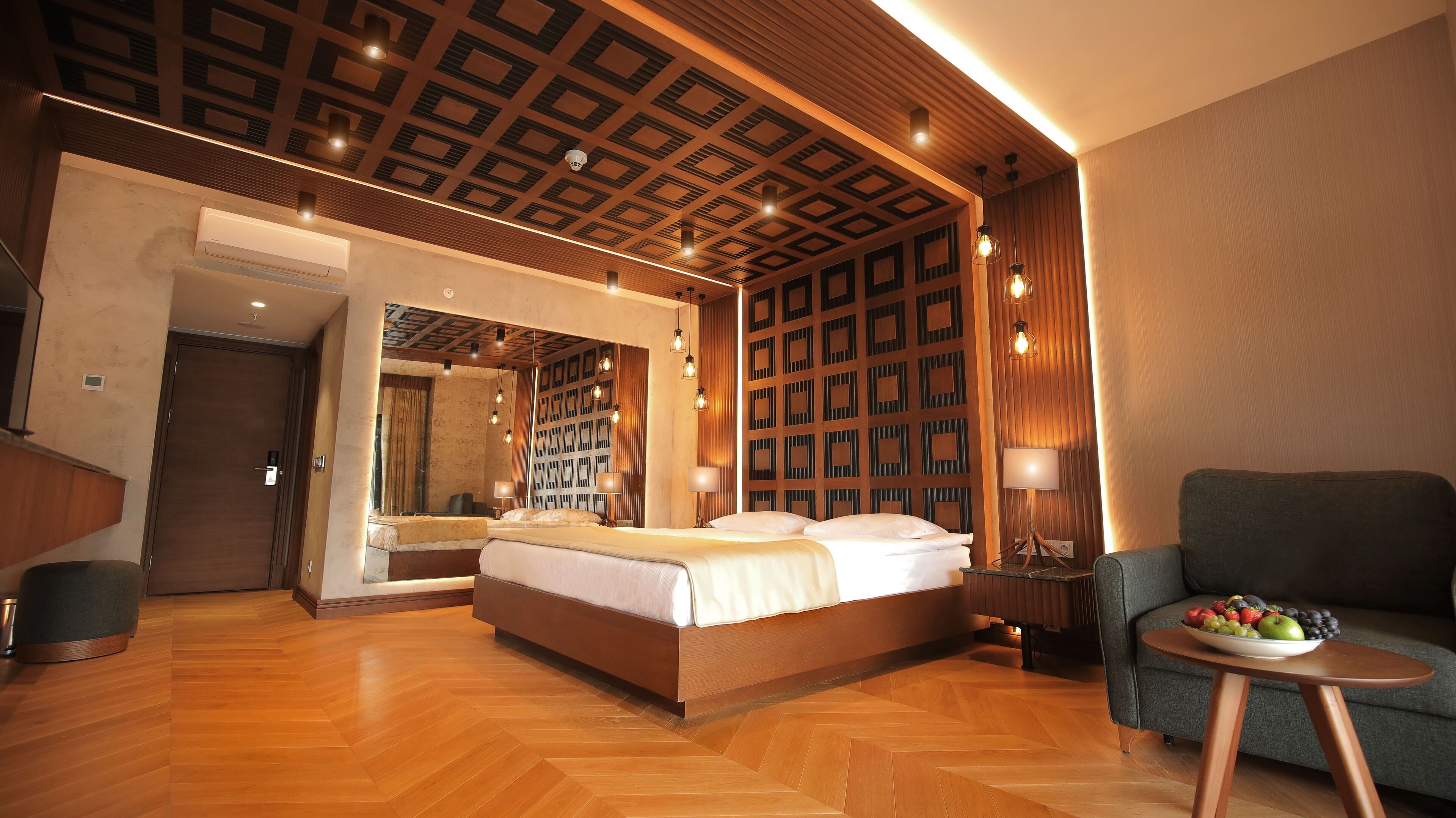 1 bedroom, minibar, desk, rollaway beds