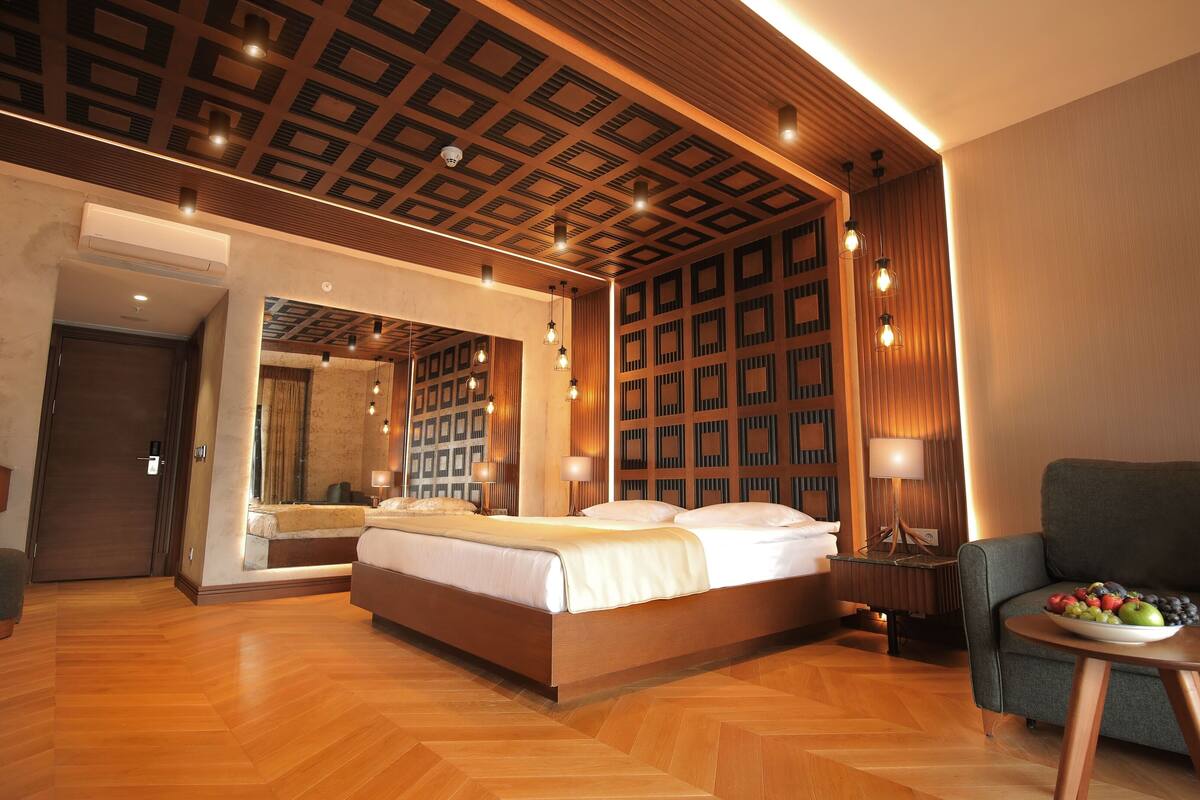 1 bedroom, minibar, desk, rollaway beds