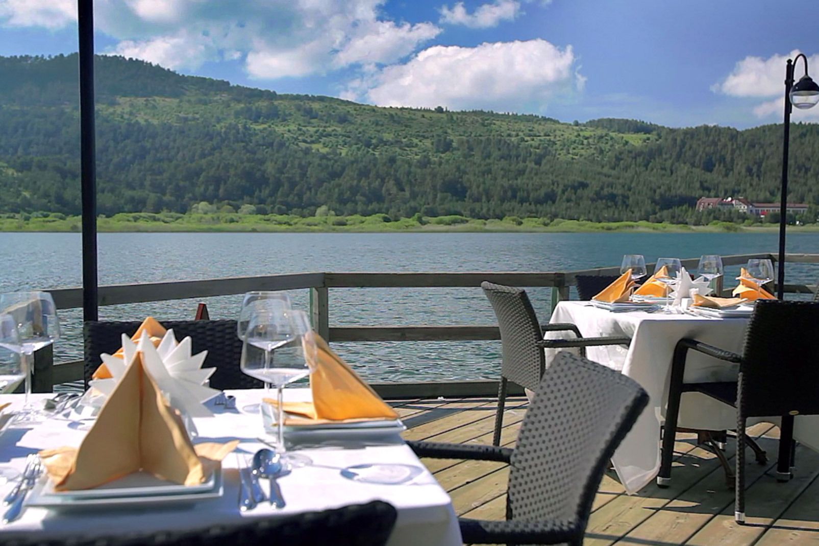 2 restaurantes, se sirve desayuno 