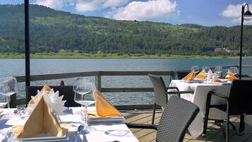 2 restaurants, breakfast served