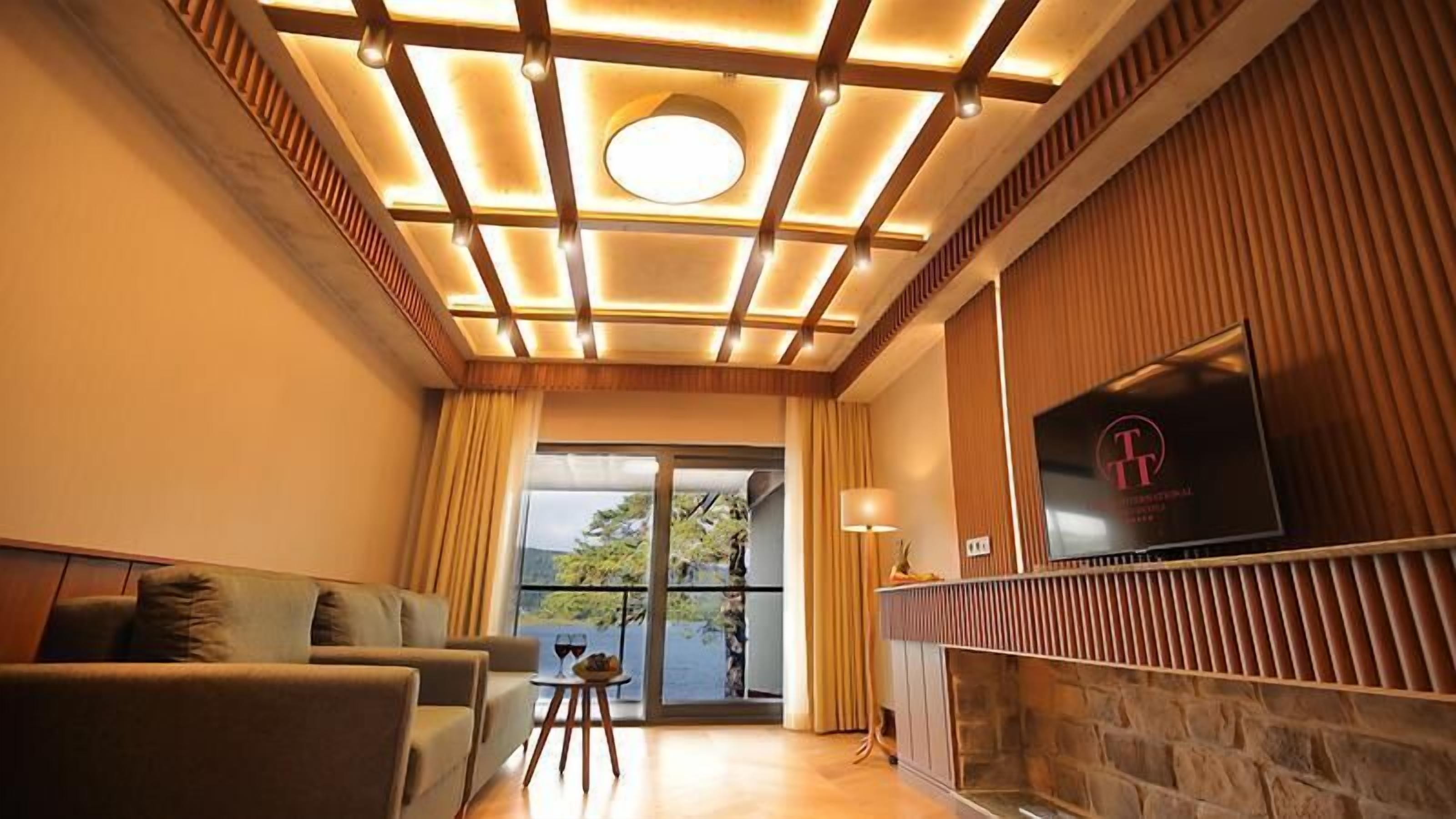 suite room | 1 bedroom, minibar, desk, rollaway beds