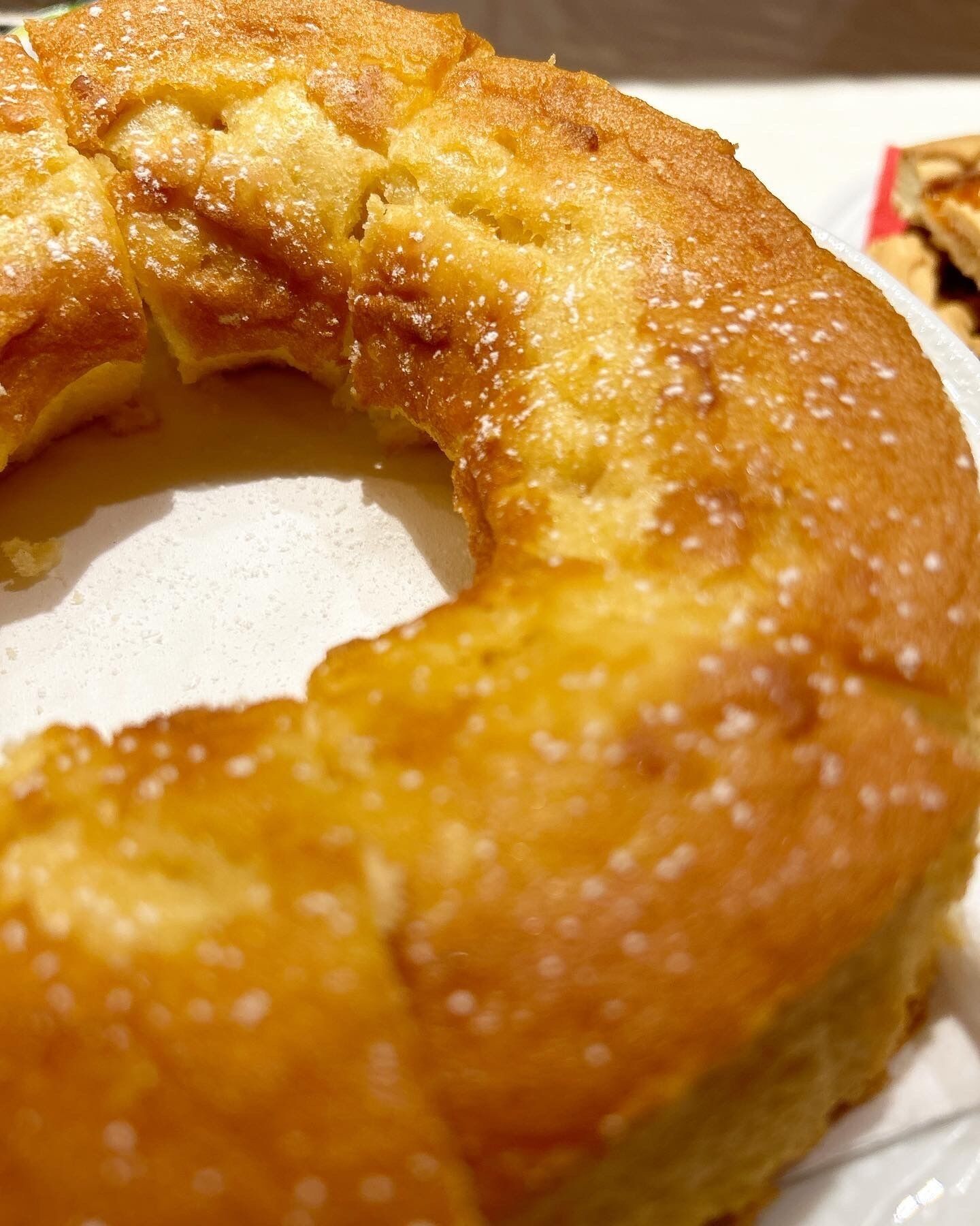Ein Detailbild eines gebackenen Produkts mit goldbrauner Kruste und sichtbaren Zuckerkristallen.