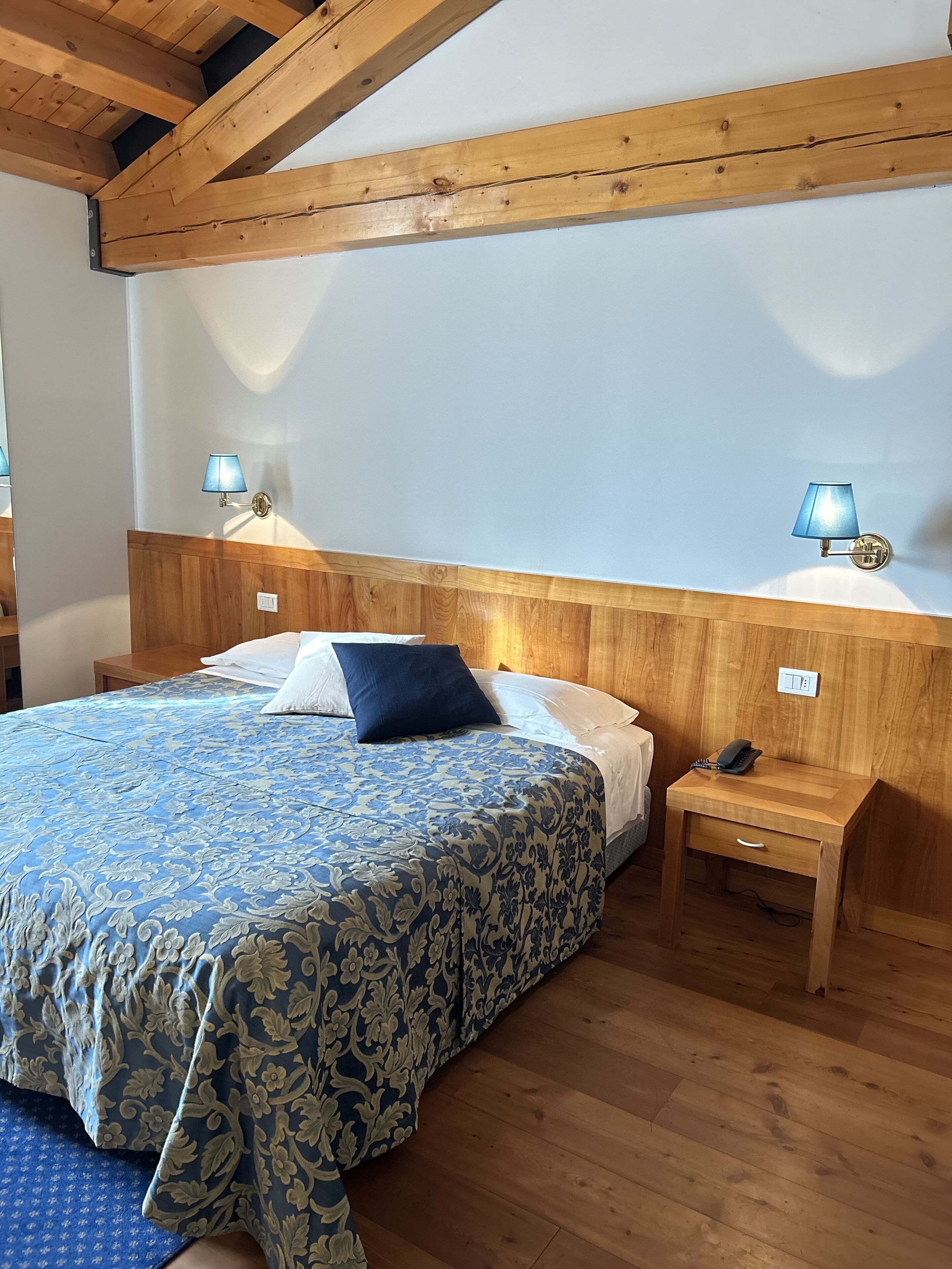 Habitación estándar con 1 cama matrimonial o 2 individuales, 1 habitación, para no fumadores | Edredón, minibar, caja de seguridad en la habitación y escritorio 