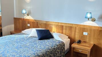 Habitación estándar con 1 cama matrimonial o 2 individuales, 1 habitación, para no fumadores | Edredón, minibar, caja de seguridad en la habitación y escritorio