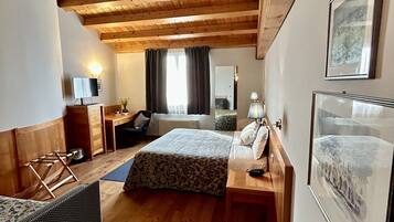 Habitación estándar con 1 cama matrimonial o 2 individuales, 1 habitación, para no fumadores | Edredón, minibar, caja de seguridad en la habitación y escritorio