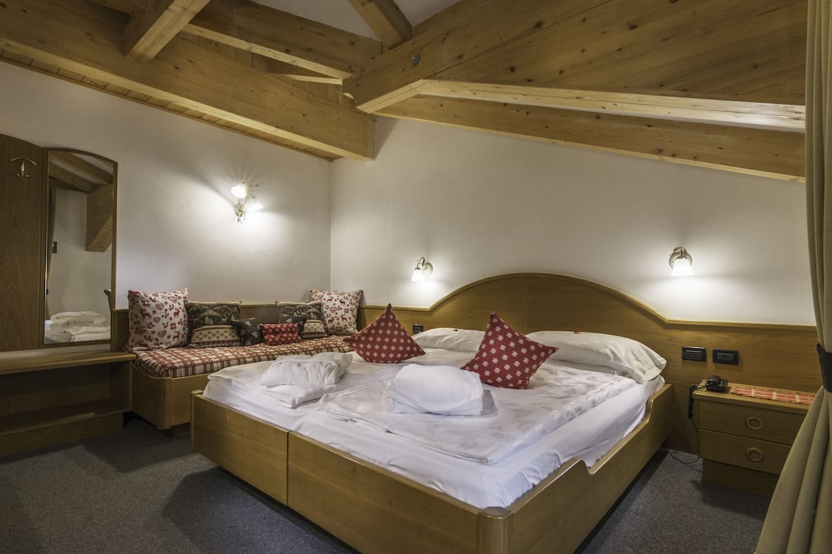Dreibettzimmer, Balkon | Allergikerbettwaren, Zimmersafe, Schreibtisch