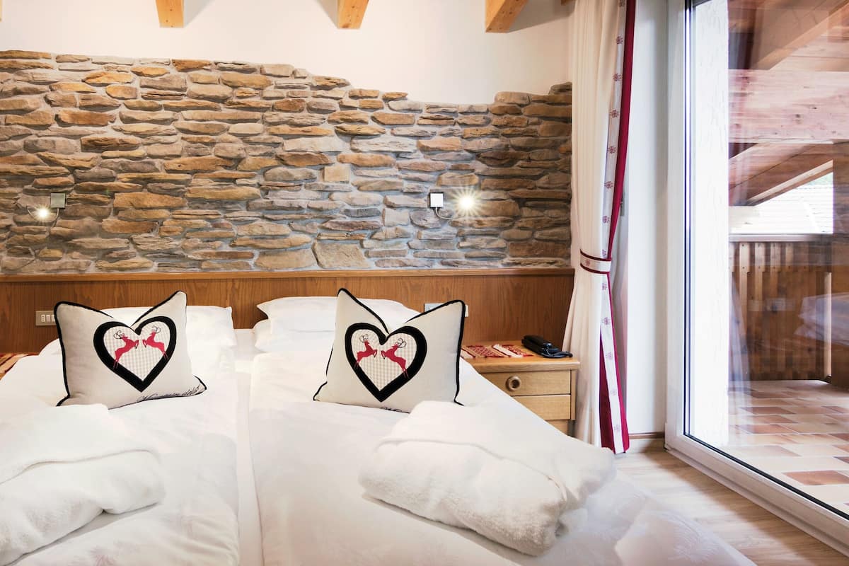 Doppelzimmer, Balkon | Allergikerbettwaren, Zimmersafe, Schreibtisch