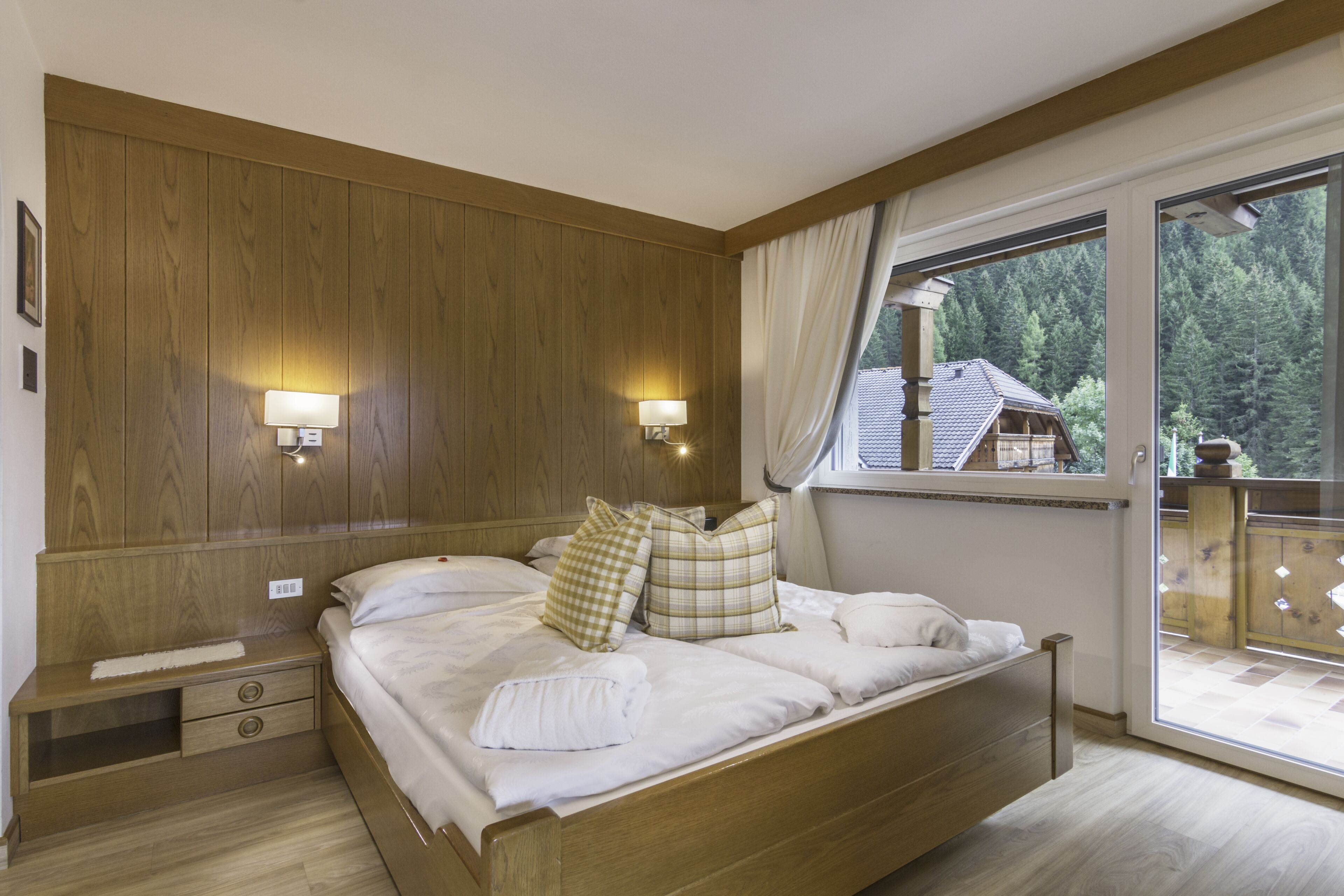 double room, balcony | hypo-allergenic bedding, in-room safe, desk, laptop workspace