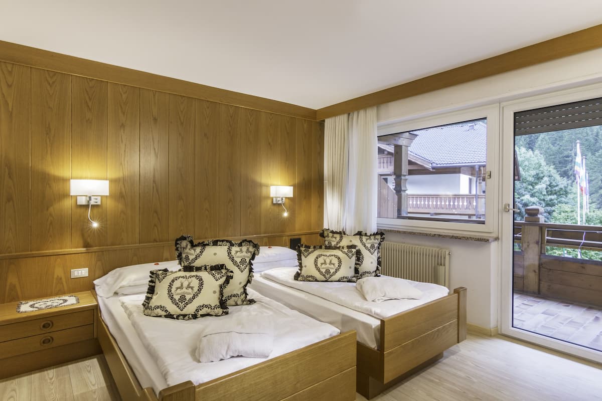 Doppel- oder Zweibettzimmer, Balkon | Allergikerbettwaren, Zimmersafe, Schreibtisch