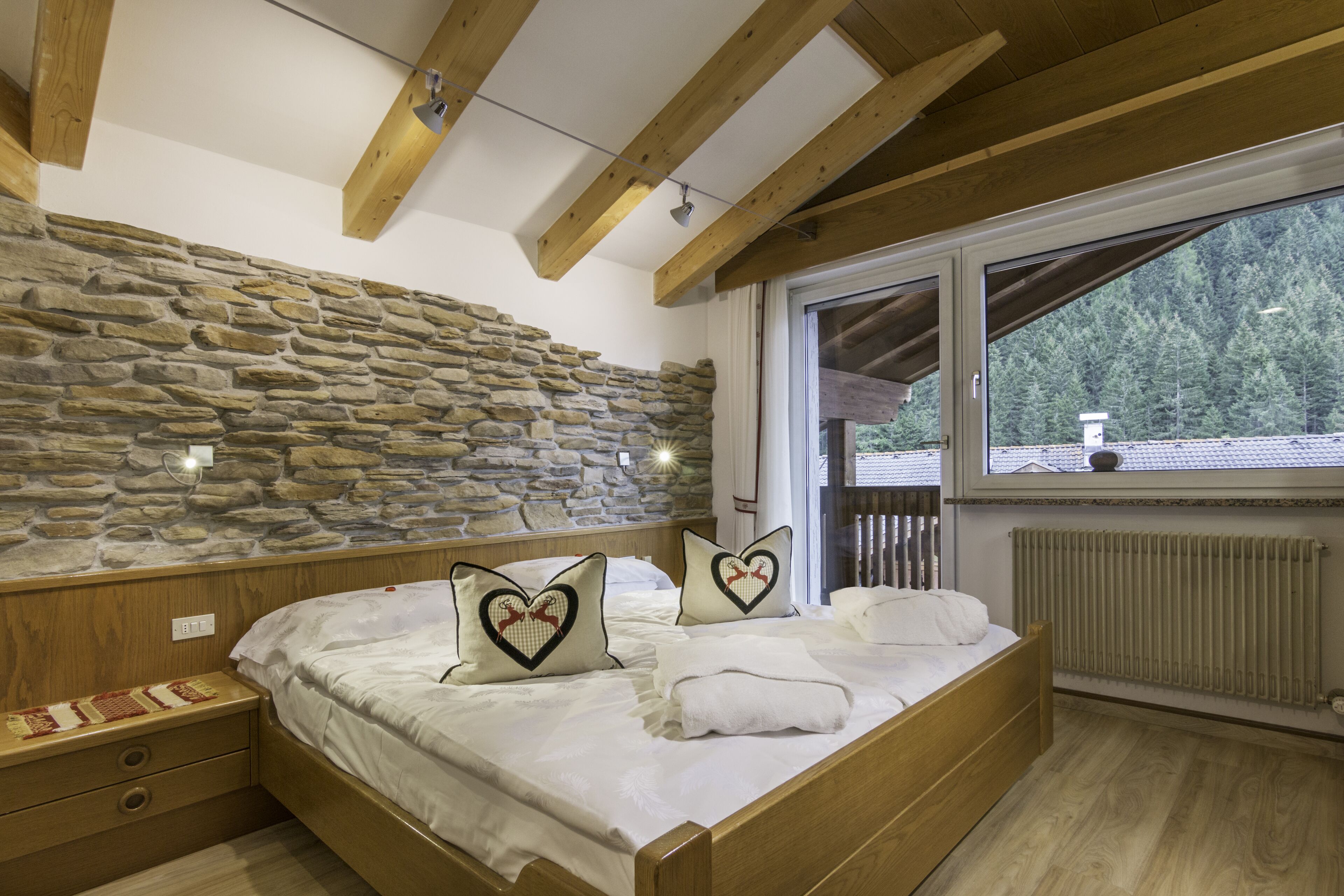 Habitación doble, balcón | Ropa de cama hipoalergénica, caja fuerte, escritorio