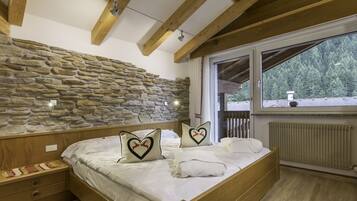 Habitación doble, balcón | Ropa de cama hipoalergénica, caja fuerte, escritorio