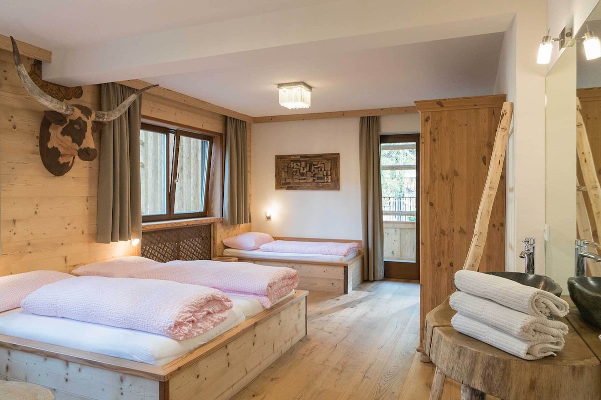 Club driepersoonskamer | Luxe beddengoed, een kluis op de kamer, individueel gemeubileerd