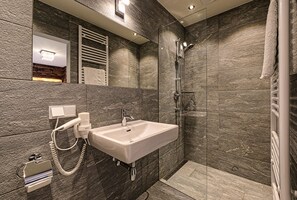 Ducha, secador de pelo, toallas, shampoo