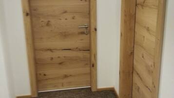 Una puerta de madera con el número 2 en la pared de al lado.