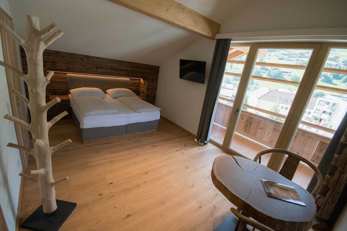 Deluxe tweepersoonskamer | Luxe beddengoed, een kluis op de kamer, individueel gemeubileerd