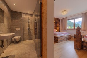Habitación triple | Ropa de cama de alta calidad, caja fuerte, mobiliario individual