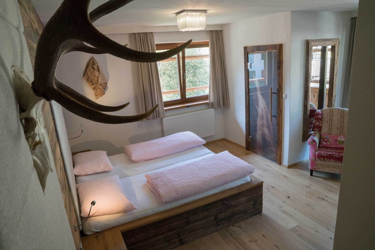 Comfort tweepersoonskamer, niet-roken | Luxe beddengoed, een kluis op de kamer, individueel gemeubileerd