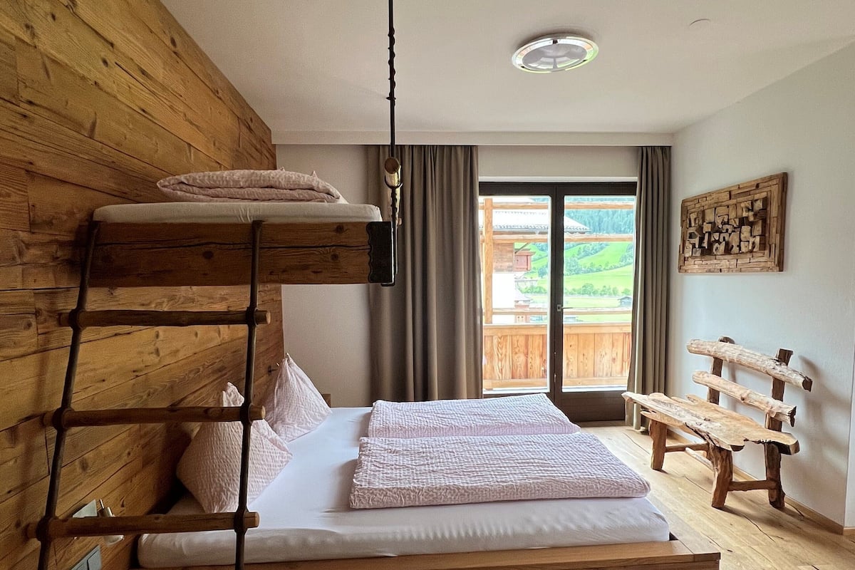 Panorama driepersoonskamer | Luxe beddengoed, een kluis op de kamer, individueel gemeubileerd