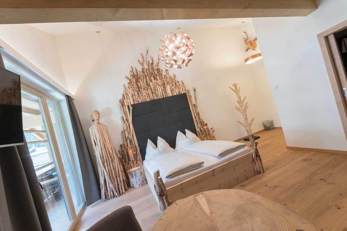 Deluxe driepersoonskamer | Luxe beddengoed, een kluis op de kamer, individueel gemeubileerd