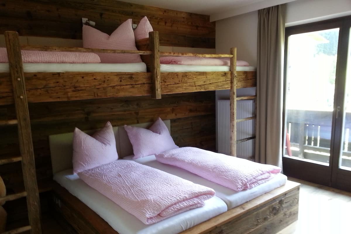 Vierpersoonskamer | Luxe beddengoed, een kluis op de kamer, individueel gemeubileerd