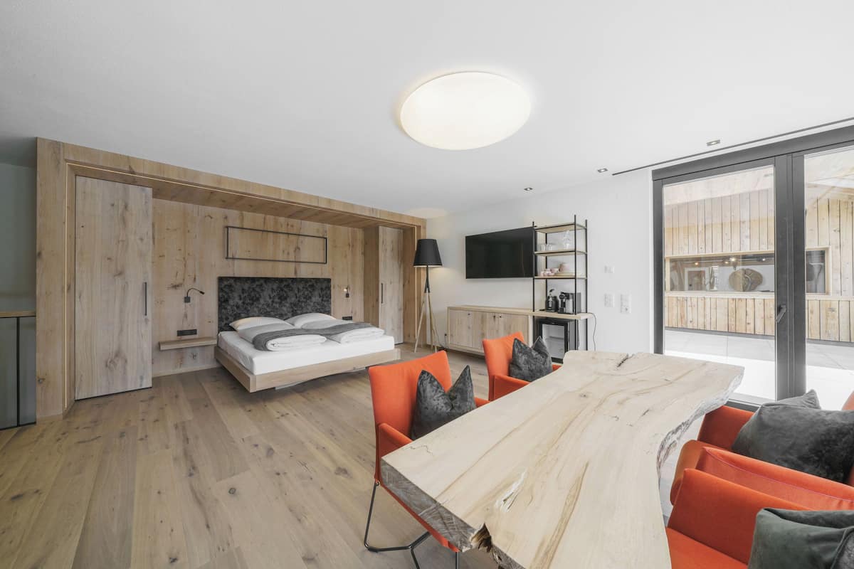 Premium suite | Luxe beddengoed, een kluis op de kamer, individueel gemeubileerd