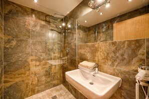 Double Room, 3 Bedrooms, Mountain View | Bathroom
