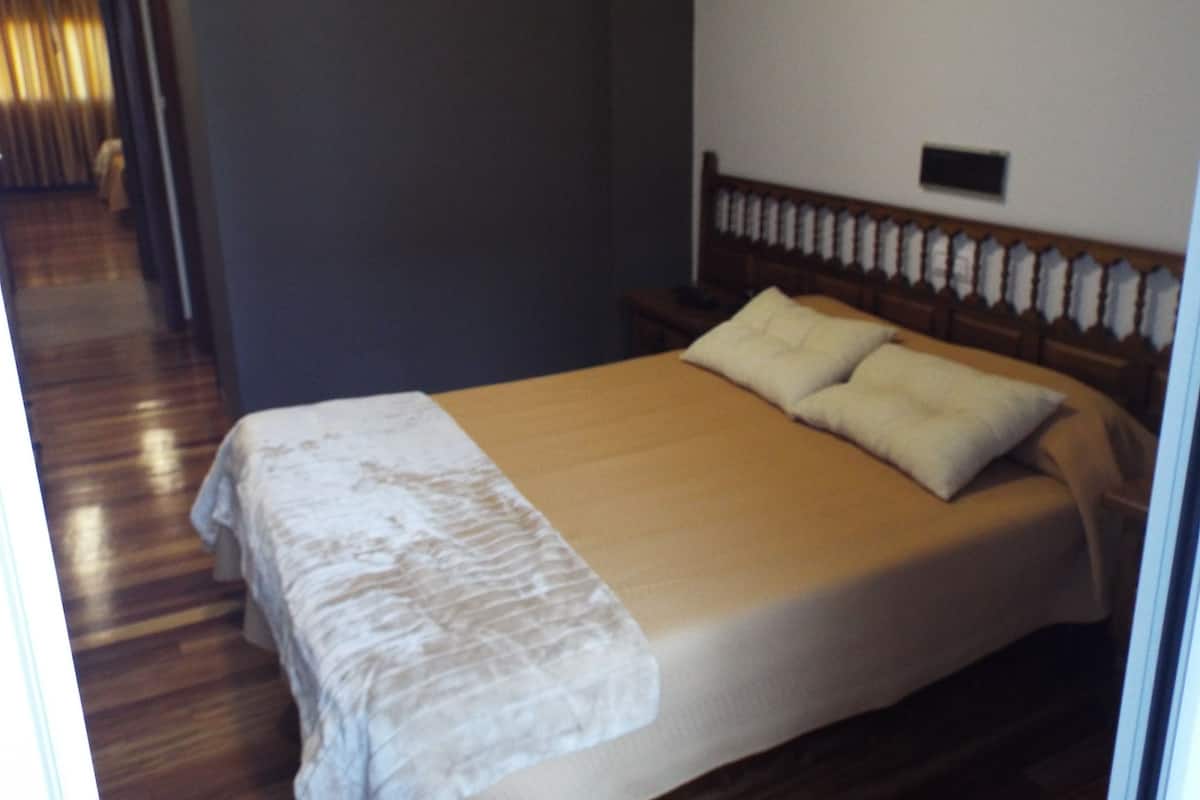 Blackout curtains, free cots/infant beds, free WiFi