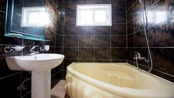 Studio | Salle de bain | Ensemble douche/baignoire, baignoire relaxante profonde