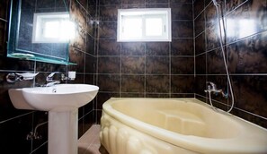 Estudio | Baño | Tina con regadera, tina profunda, amenidades de baño gratuitas 