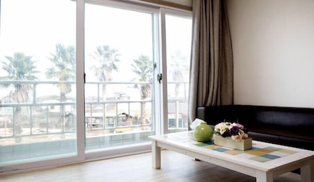 Quarto, 2 quartos | Área de estar | TV de tela plana 50 polegadas com canais a cabo, TV, pisos aquecidos. Moonkle