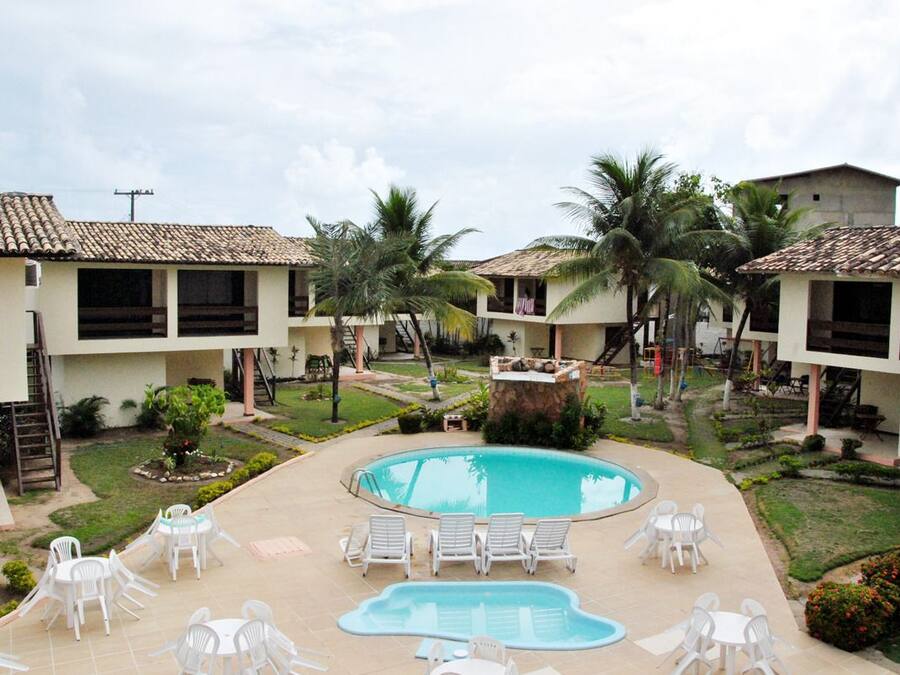 Utomhuspool och solstolar