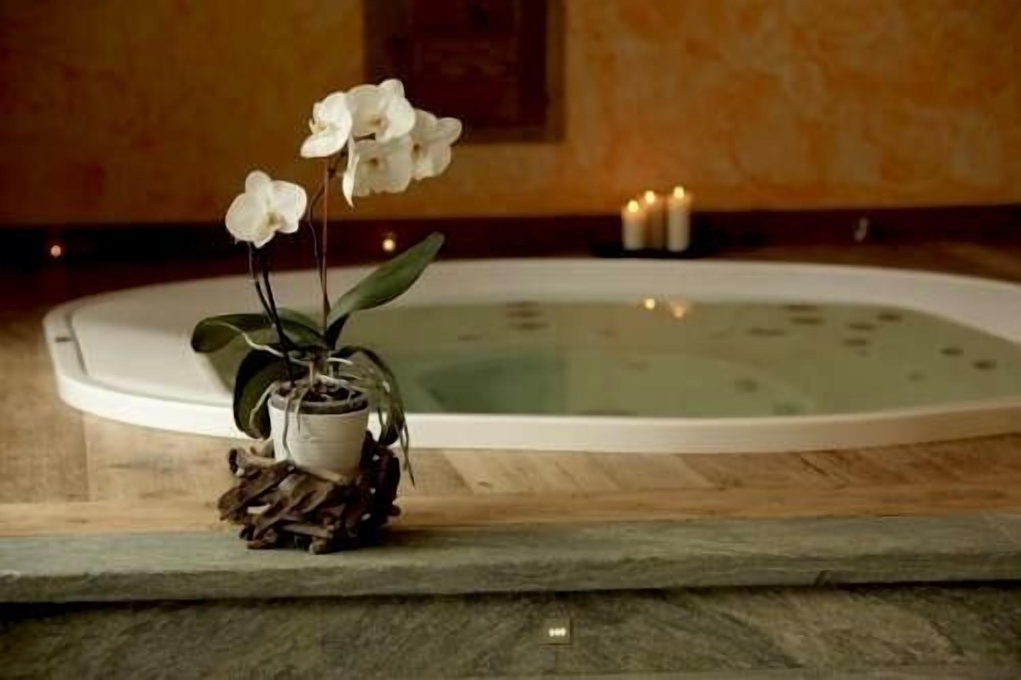 Indoor spa tub