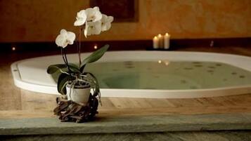 Indoor spa tub