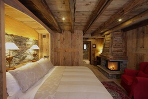 Superior tweepersoonskamer | Lakens van Egyptisch katoen, luxe beddengoed, donsdekens, een bureau