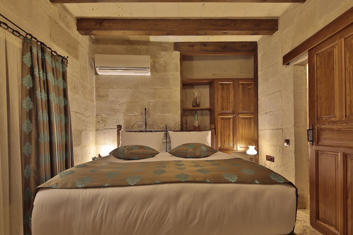 standard double room | 1 bedroom, minibar, in-room safe, blackout curtains