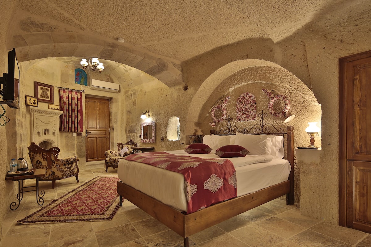 Deluxe Room, Hot Tub | Minibar, in-room safe, blackout curtains, soundproofing